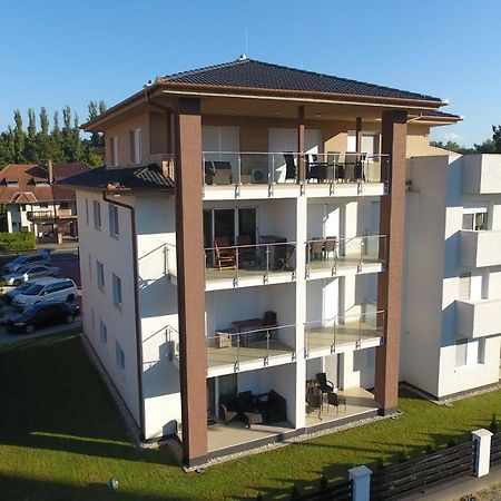 Laguna Beach Apartmanok Шиофок Экстерьер фото