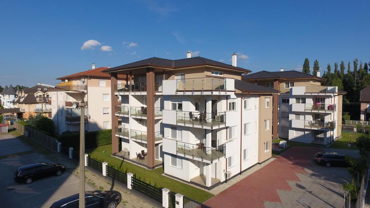 Laguna Beach Apartmanok Шиофок Экстерьер фото