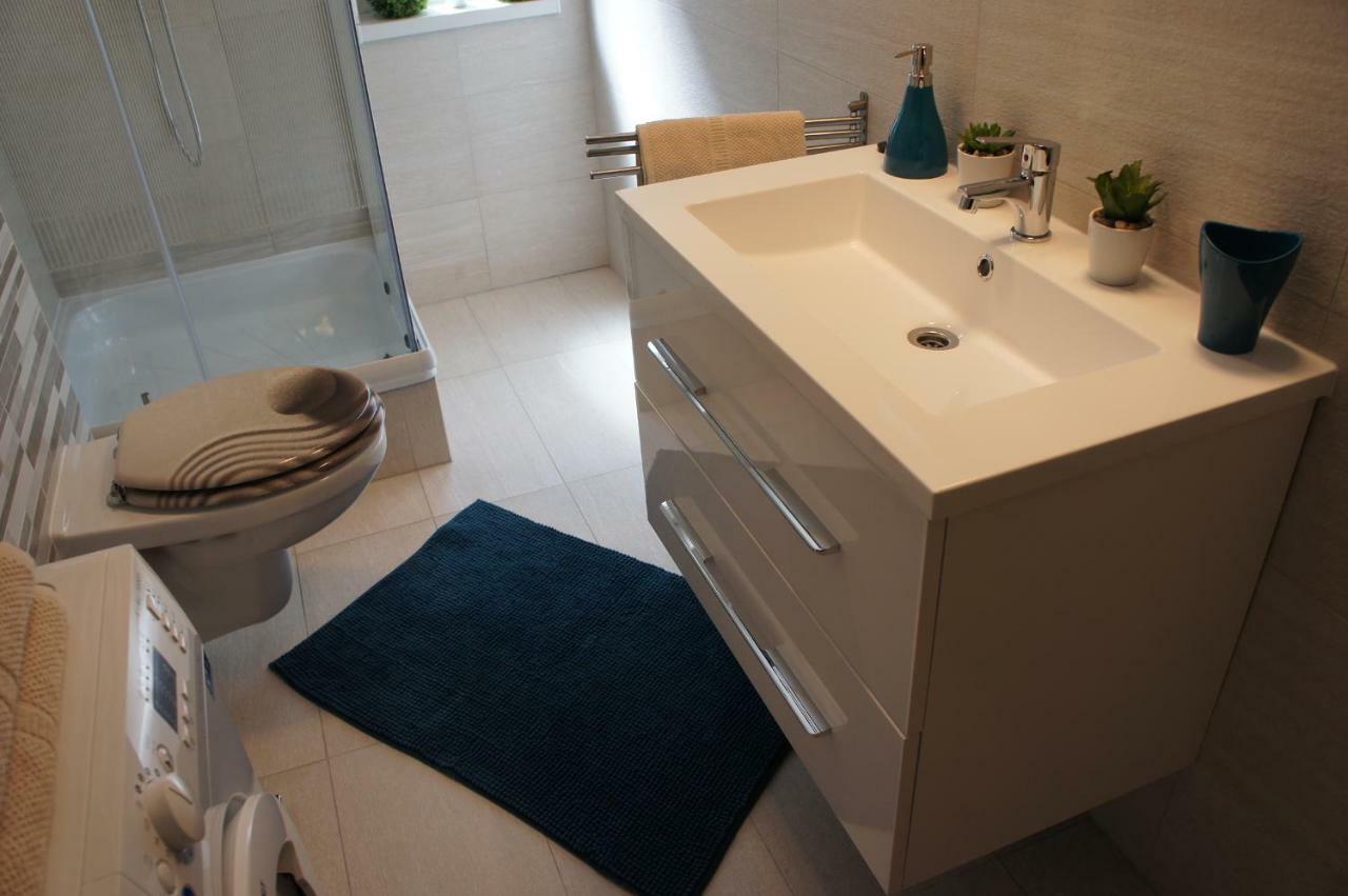 Laguna Beach Apartmanok Шиофок Экстерьер фото